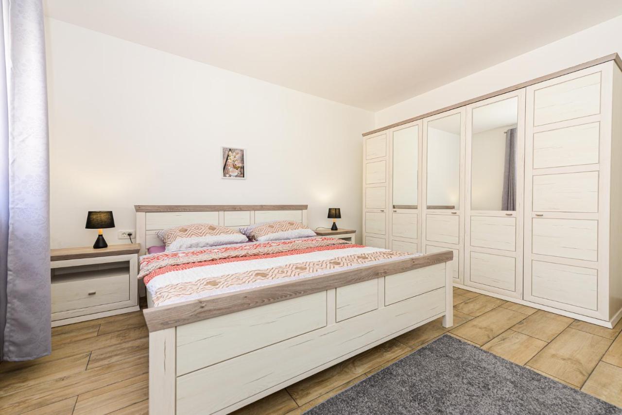 Apartments Amfora - Cozy And Modern Apartments For Up To 15 People, 100M From The Sea And Beach Стара-Новаля Экстерьер фото