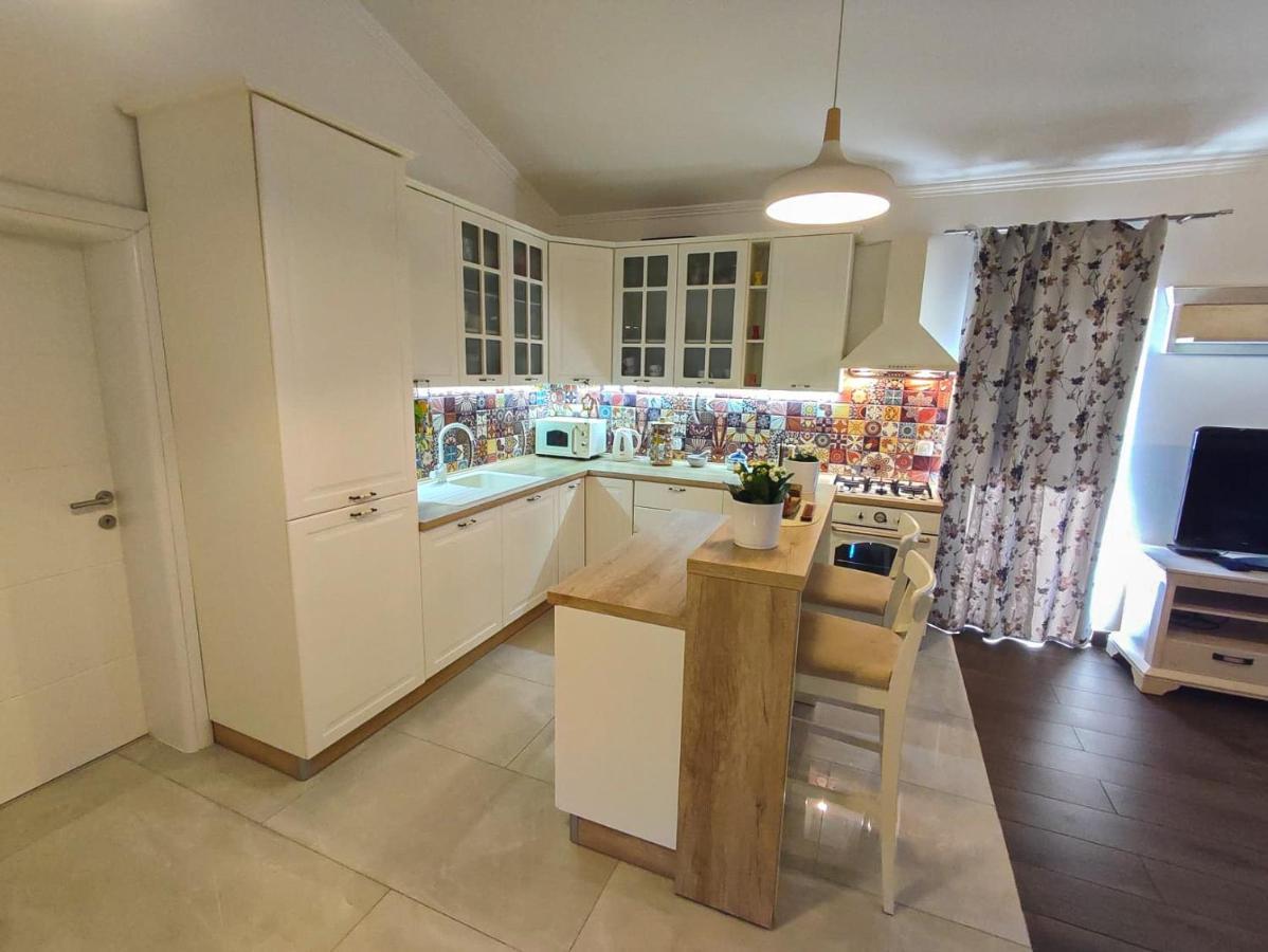 Apartments Amfora - Cozy And Modern Apartments For Up To 15 People, 100M From The Sea And Beach Стара-Новаля Экстерьер фото