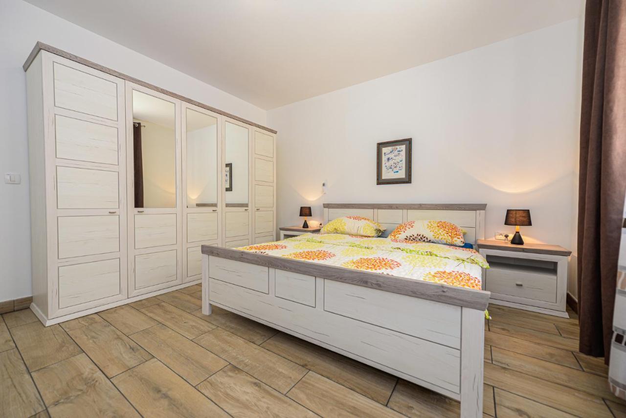 Apartments Amfora - Cozy And Modern Apartments For Up To 15 People, 100M From The Sea And Beach Стара-Новаля Экстерьер фото