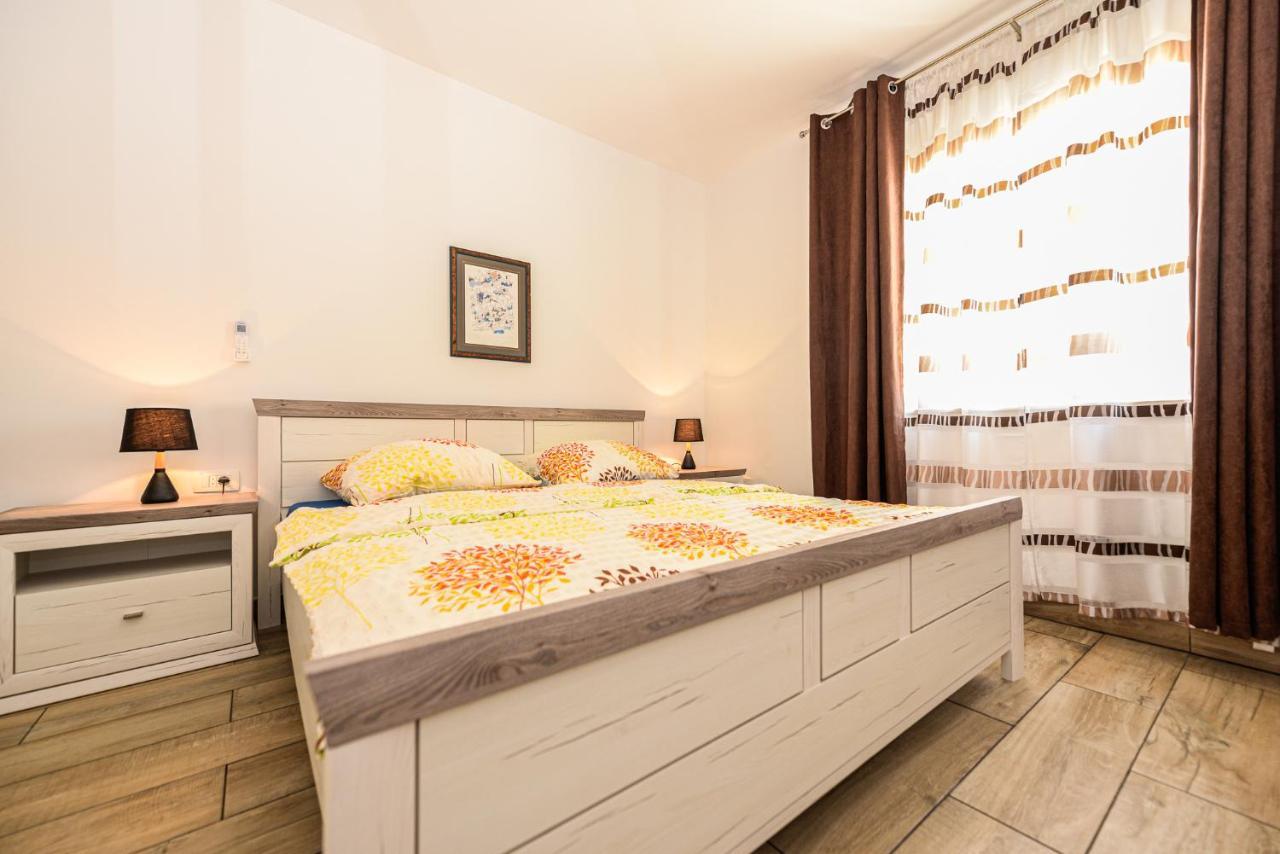 Apartments Amfora - Cozy And Modern Apartments For Up To 15 People, 100M From The Sea And Beach Стара-Новаля Экстерьер фото