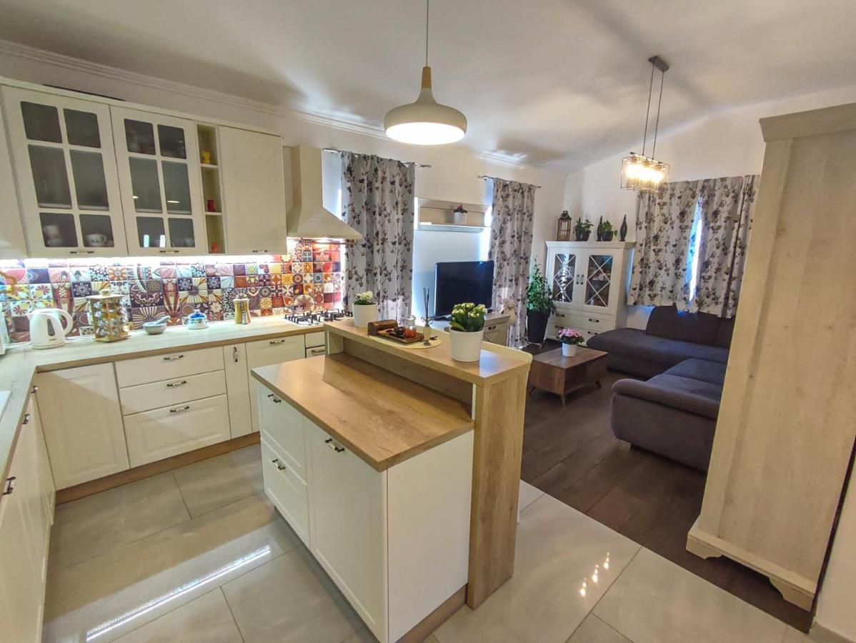 Apartments Amfora - Cozy And Modern Apartments For Up To 15 People, 100M From The Sea And Beach Стара-Новаля Экстерьер фото
