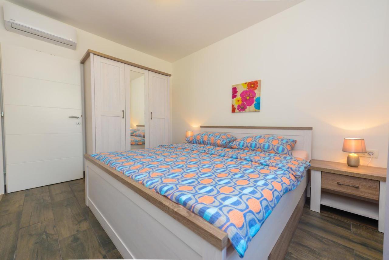 Apartments Amfora - Cozy And Modern Apartments For Up To 15 People, 100M From The Sea And Beach Стара-Новаля Экстерьер фото