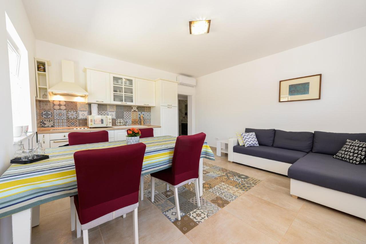 Apartments Amfora - Cozy And Modern Apartments For Up To 15 People, 100M From The Sea And Beach Стара-Новаля Экстерьер фото