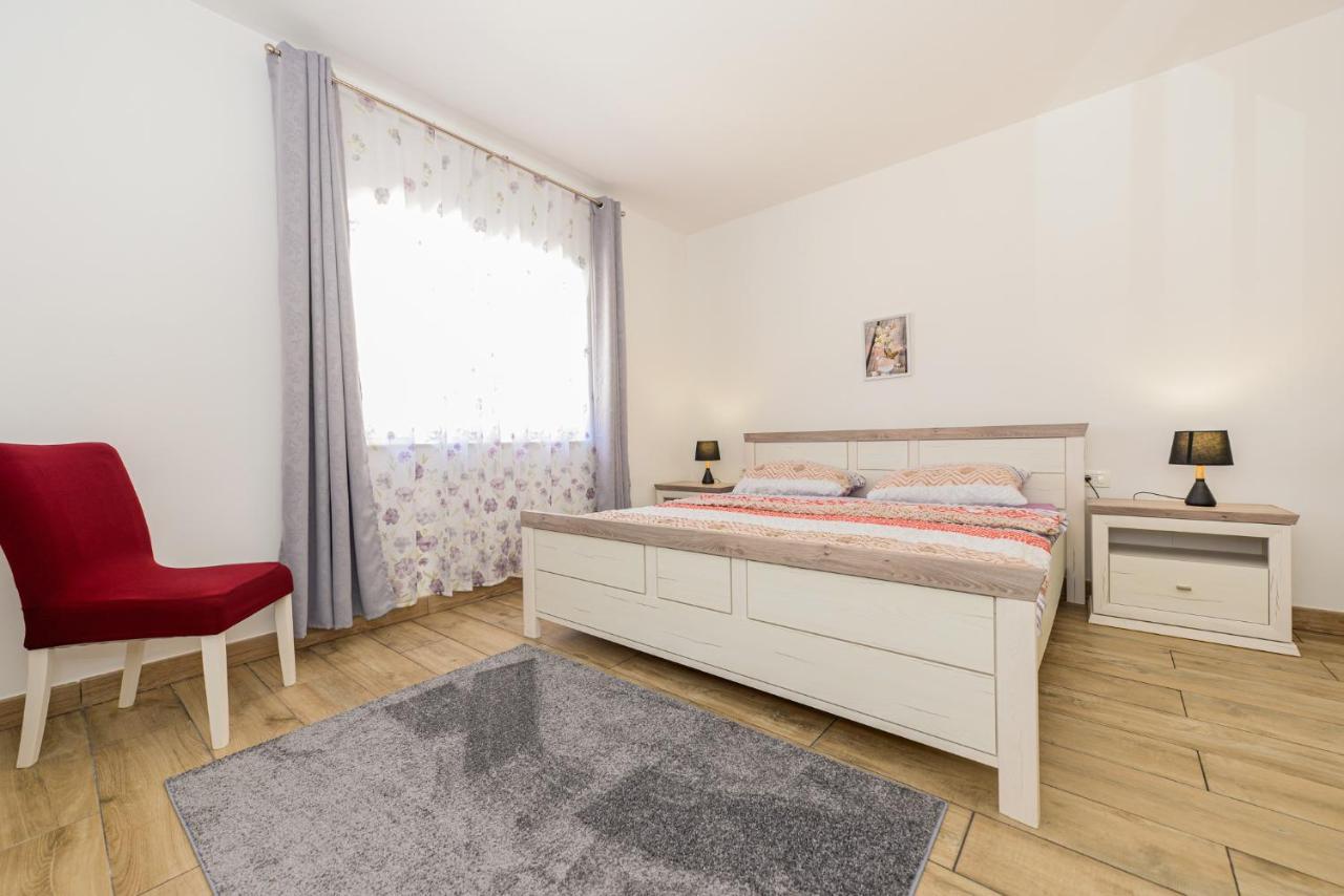 Apartments Amfora - Cozy And Modern Apartments For Up To 15 People, 100M From The Sea And Beach Стара-Новаля Экстерьер фото