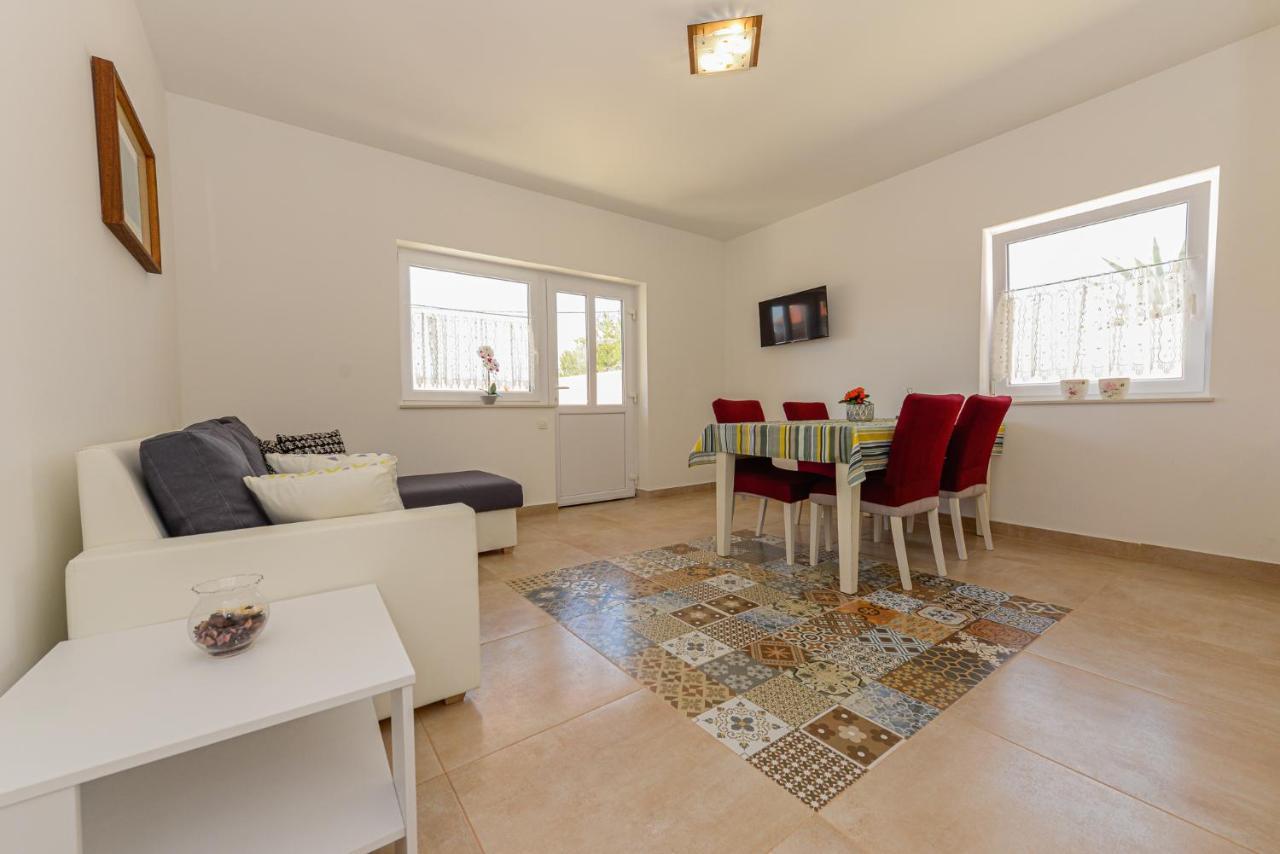 Apartments Amfora - Cozy And Modern Apartments For Up To 15 People, 100M From The Sea And Beach Стара-Новаля Экстерьер фото