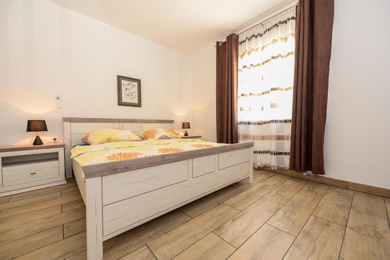 Apartments Amfora - Cozy And Modern Apartments For Up To 15 People, 100M From The Sea And Beach Стара-Новаля Экстерьер фото