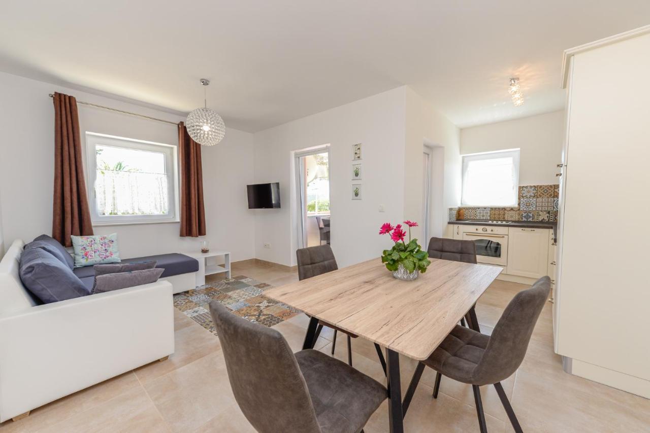 Apartments Amfora - Cozy And Modern Apartments For Up To 15 People, 100M From The Sea And Beach Стара-Новаля Экстерьер фото