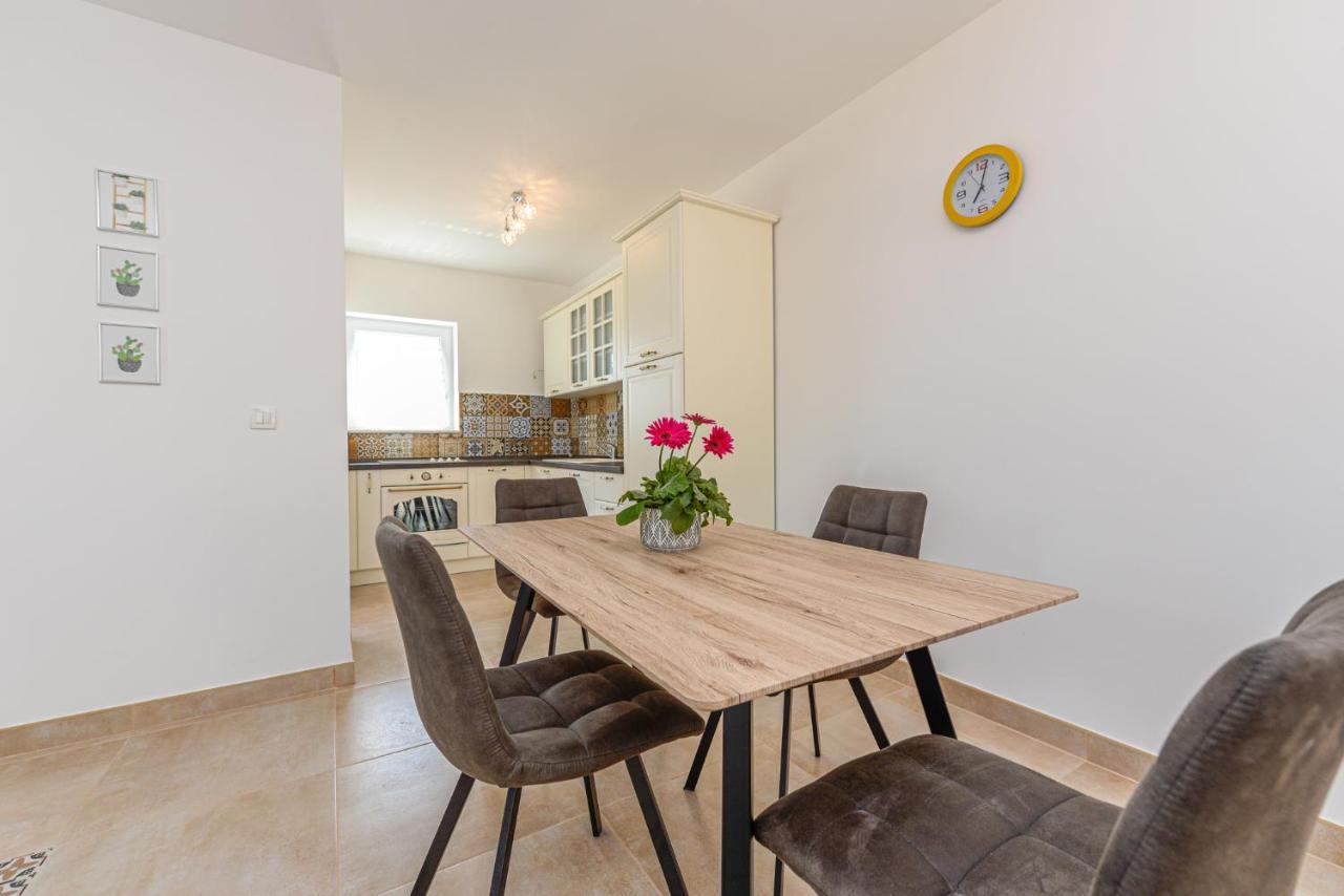 Apartments Amfora - Cozy And Modern Apartments For Up To 15 People, 100M From The Sea And Beach Стара-Новаля Экстерьер фото